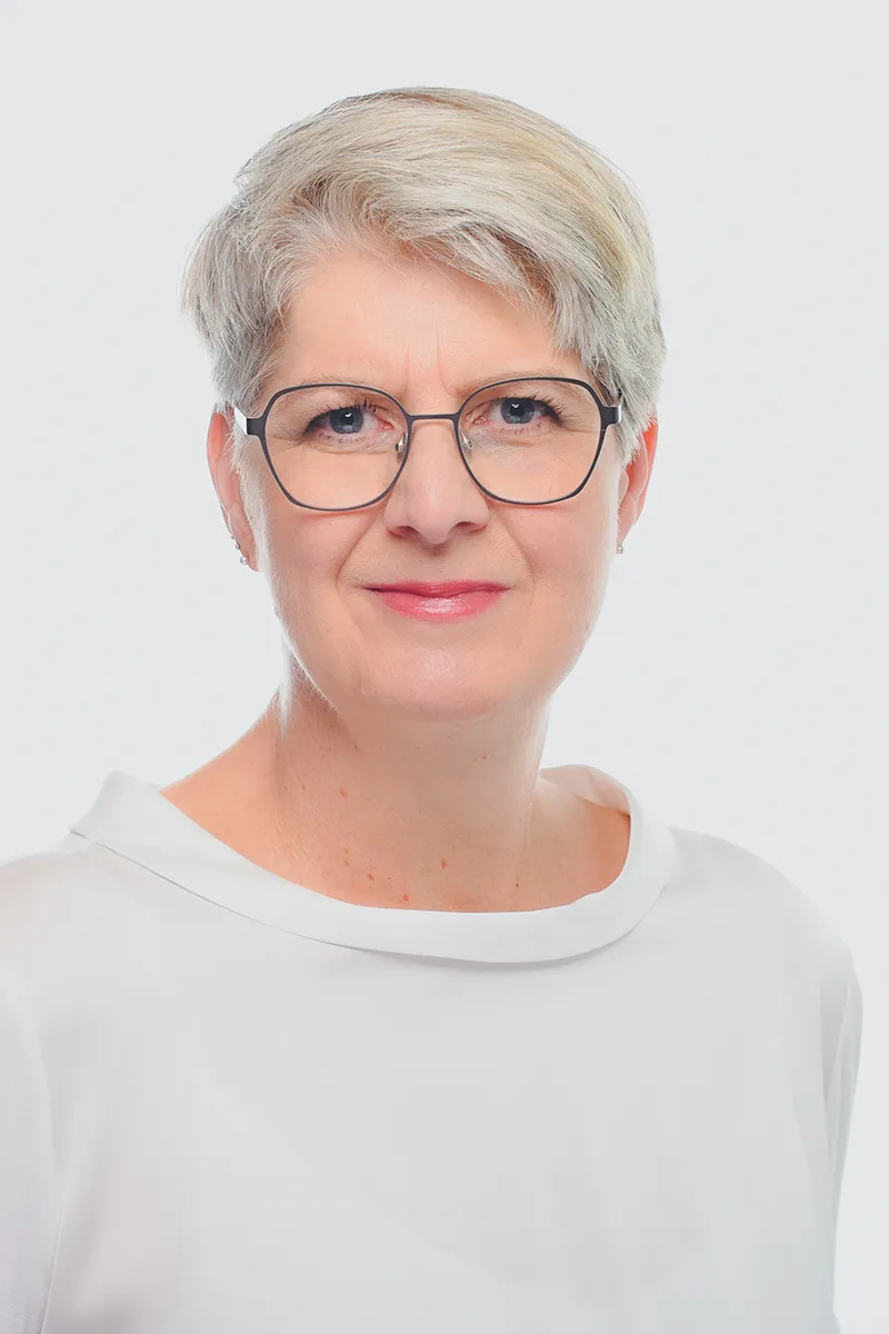 Anne Komp, Porträtfoto vor hellem Hintergrund.
